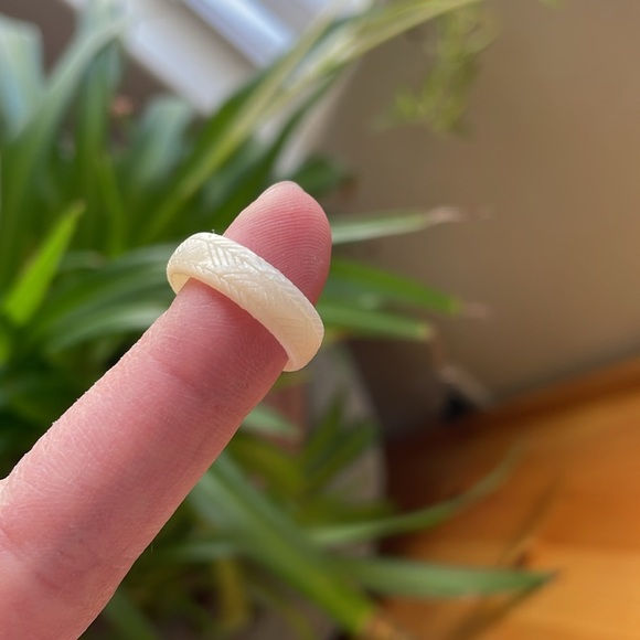 Groove Silicone Ring Women’s Size 5 Pearl White Jewelry Work Gym Breathable Ring - Picture 5 of 6